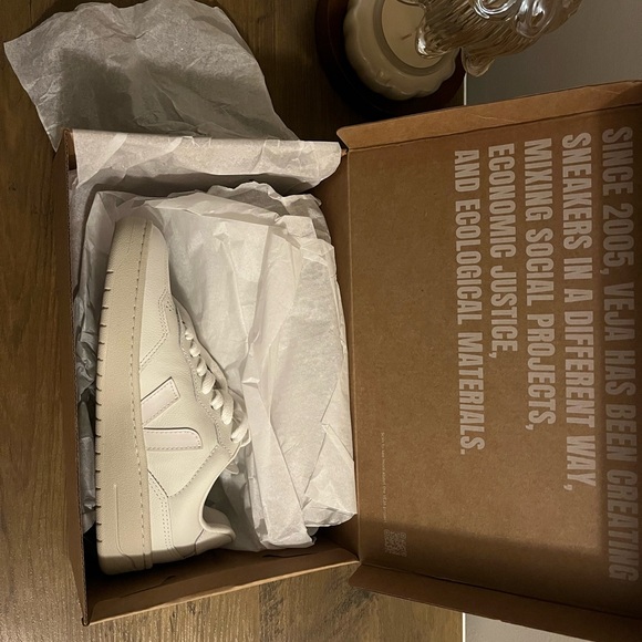 Veja Extra-White Leather Sneakers - Picture 2 of 4